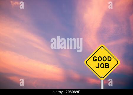 Signe de transport jaune avec mot bon travail sur fond violet ciel de couleur Banque D'Images