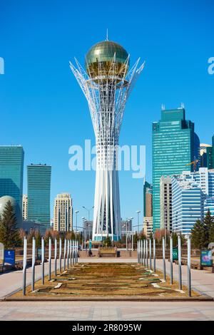Astana (Nur-Sultan), Kazakhstan - 4 avril 2023 : boulevard Nurjol et tour Baiterek dans la ville d'Astana Banque D'Images