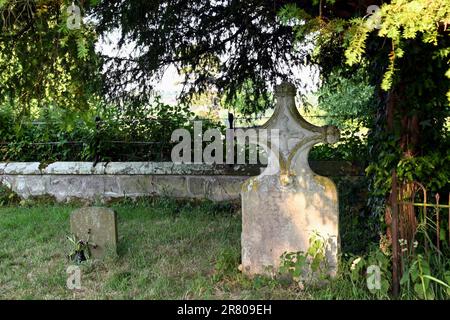 Pierre de tête marquant la tombe de Christopher Wordsworth, frère cadet de William, dans le cimetière de Buxted, dans le Sussex, où Christopher était recteur. Banque D'Images