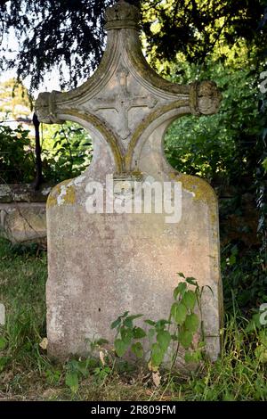 Pierre de tête marquant la tombe de Christopher Wordsworth, frère cadet de William, dans le cimetière de Buxted, dans le Sussex, où Christopher était recteur. Banque D'Images