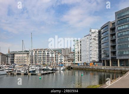 Le bloc Harbour Arch Quay de logements côté eau haut de gamme est en voie d'achèvement à côté du bâtiment commercial Salt Quay House. Vu sur le périlitre de Banque D'Images