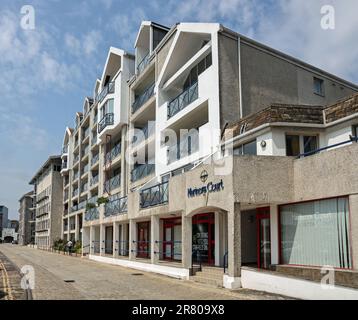 Mariners court avec balcon donnant sur le havre de sécurité du port Sutton de Plymouth. Comme pour beaucoup de grandes villes espaces autrefois utilisés pour l'industrie et Banque D'Images