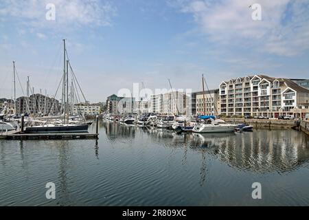 Plymouth Sutton Harbour, bassin intérieur, yachts au repos dans un havre sûr. La ligne de logement haut de gamme le périlitre à North Quay et Sutton Wharf. Banque D'Images