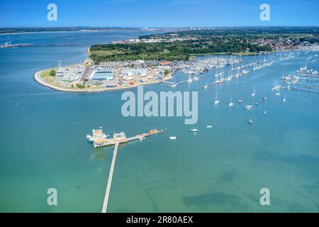 Vue aérienne le long de la jetée de l'Académie maritime de Warsash sur le fleuve Hamble et vers Hamble point. Banque D'Images