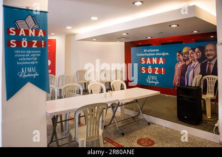 Le bureau de campagne électorale du président du Parti républicain du peuple, M. Kemal Kilicdaroglu, avec l'affiche de l'élection présidentielle de 2023 han Banque D'Images