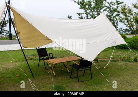 Diverses tentes de champ sur pelouse verte dans la zone de camping au parc Banque D'Images