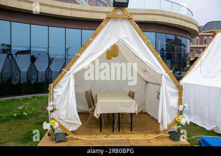 Diverses tentes de champ sur pelouse verte dans la zone de camping au parc Banque D'Images