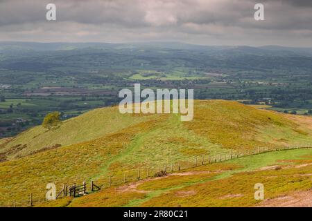 Vue sur la chaîne de montagnes de Clwydian sous le soleil d'été, au nord du pays de Galles Banque D'Images