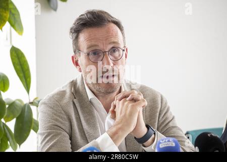 Le Secrétaire d'Etat de la région de Bruxelles, Pascal Smet, s'entretient avec la presse lors d'une conférence de presse à Bruxelles le dimanche 18 juin 2023. Le secrétaire d’État à l’Urbanisme Smet a été confronté à de vives critiques à l’encontre de divers invités au Sommet urbain de Bruxelles, dont le maire de Téhéran, capitale de l’Iran, et des responsables russes pro-guerre. BELGA PHOTO NICOLAS MATERLINCK Banque D'Images