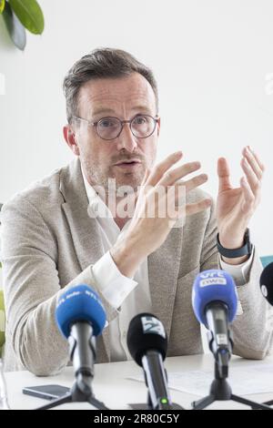 Le Secrétaire d'Etat de la région de Bruxelles, Pascal Smet, s'entretient avec la presse lors d'une conférence de presse à Bruxelles le dimanche 18 juin 2023. Le secrétaire d’État à l’Urbanisme Smet a été confronté à de vives critiques à l’encontre de divers invités au Sommet urbain de Bruxelles, dont le maire de Téhéran, capitale de l’Iran, et des responsables russes pro-guerre. BELGA PHOTO NICOLAS MATERLINCK Banque D'Images