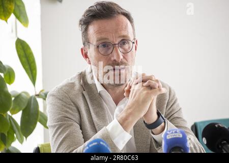 Le Secrétaire d'Etat de la région de Bruxelles, Pascal Smet, s'entretient avec la presse lors d'une conférence de presse à Bruxelles le dimanche 18 juin 2023. Le secrétaire d’État à l’Urbanisme Smet a été confronté à de vives critiques à l’encontre de divers invités au Sommet urbain de Bruxelles, dont le maire de Téhéran, capitale de l’Iran, et des responsables russes pro-guerre. BELGA PHOTO NICOLAS MATERLINCK Banque D'Images