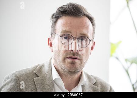 Le Secrétaire d'Etat de la région de Bruxelles, Pascal Smet, s'entretient avec la presse lors d'une conférence de presse à Bruxelles le dimanche 18 juin 2023. Le secrétaire d’État à l’Urbanisme Smet a été confronté à de vives critiques à l’encontre de divers invités au Sommet urbain de Bruxelles, dont le maire de Téhéran, capitale de l’Iran, et des responsables russes pro-guerre. BELGA PHOTO NICOLAS MATERLINCK Banque D'Images