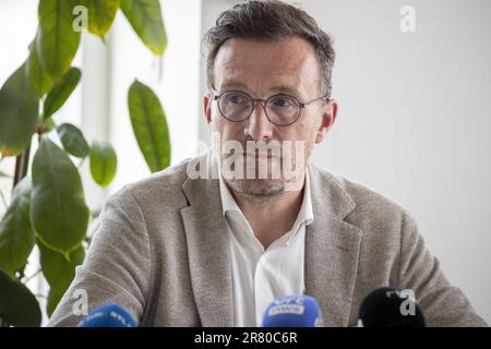 Le Secrétaire d'Etat de la région de Bruxelles, Pascal Smet, s'entretient avec la presse lors d'une conférence de presse à Bruxelles le dimanche 18 juin 2023. Le secrétaire d’État à l’Urbanisme Smet a été confronté à de vives critiques à l’encontre de divers invités au Sommet urbain de Bruxelles, dont le maire de Téhéran, capitale de l’Iran, et des responsables russes pro-guerre. BELGA PHOTO NICOLAS MATERLINCK Banque D'Images