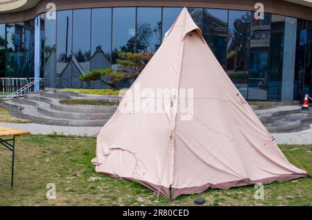 Diverses tentes de champ sur pelouse verte dans la zone de camping au parc Banque D'Images