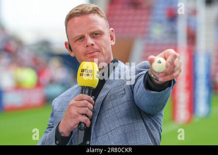 Kevin Brown, ancien joueur de Salford Red Devils, fait le tirage au sort pour la demi-finale de la coupe du défi de Betfred lors du match quart-finale de la coupe du défi de Betfred Wigan Warriors vs Warrington Wolves au stade DW, Wigan, Royaume-Uni, 18th juin 2023 (photo de Gareth Evans/News Images) Banque D'Images