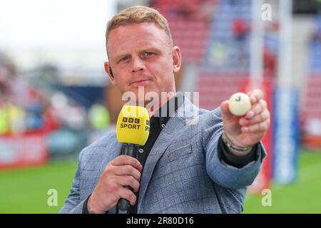 Kevin Brown, ancien joueur de Salford Red Devils, fait le tirage au sort pour la demi-finale de la coupe du défi de Betfred lors du match quart-finale de la coupe du défi de Betfred Wigan Warriors vs Warrington Wolves au DW Stadium, Wigan, Royaume-Uni, 18th juin 2023 (photo de Gareth Evans/News Images) à Wigan, Royaume-Uni, le 6/18/2023. (Photo de Gareth Evans/News Images/Sipa USA) Banque D'Images