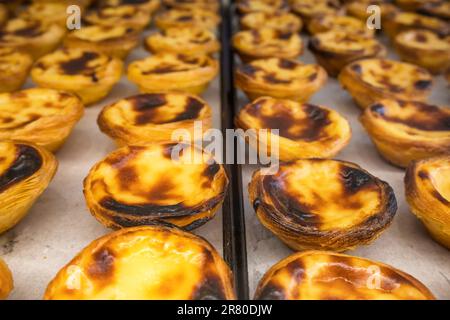 Dessert portugais traditionnel Pastle de Nata avec crème anglaise au comptoir Banque D'Images