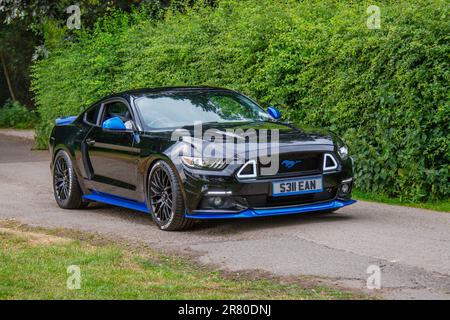 2016 Black Ford Mustang GT, 413JOE véhicules automobiles, Ford Mustang 2016 (16) 5,0 V8 GT Fastback 2DR ; une gamme de passionnés de véhicules rares, excitants et insolites et de participants à la vitrine de Worden Park Motor Village, festival Leyland, Royaume-Uni Banque D'Images