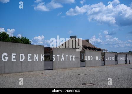 Oranienburg, Allemagne. 18th juin 2023. Vue sur l'entrée du Mémorial et musée de Sachsenhausen sur le terrain de l'ancien camp de concentration de Sachsenhausen. En juin 1938, les agents de la police criminelle ont expulsé plus de 10 000 personnes vers des camps de concentration, où elles ont été marquées d'un angle noir. La campagne nationale d'arrestation a été dirigée contre des personnes qualifiées d'« asociaux » par les socialistes nationaux. Parmi eux, il y avait des sans-abri, des alcooliques et des personnes ayant un casier judiciaire pour, entre autres choses, mendiant. Credit: Monika Skolimowska/dpa/Alay Live News Banque D'Images