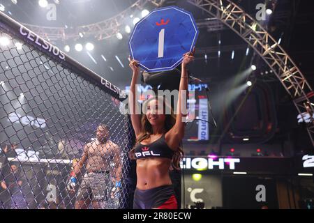 Atlanta, États-Unis. 16th juin 2023. Atlanta, GA - 16 juin: Une jeune fille de bague présente le premier rouin pendant la PFL Atlanta 5 sur 16 juin 2023 à l'arène d'élite des heures supplémentaires à Atlanta, Géorgie. (Photo par Aaron Litz/PxImages/Sipa USA) crédit: SIPA USA/Alay Live News Banque D'Images