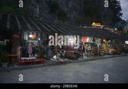 Dong Van ancienne ville la nuit. Ha Giang, Vietnam. 越南旅游, वियतनाम पर्यटन, 베트남 관광, ベトナム観光, ឌូលីច វៀតណាម Banque D'Images