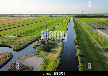 Paysage des pays-Bas avec moulin à vent pittoresque le long d'un canal Banque D'Images