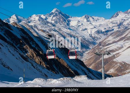 Kobi est un village de Stepantsminda, tandis que Gudauri est une station de ski située sur le plateau sud de la chaîne de montagnes Du Grand Caucase Banque D'Images