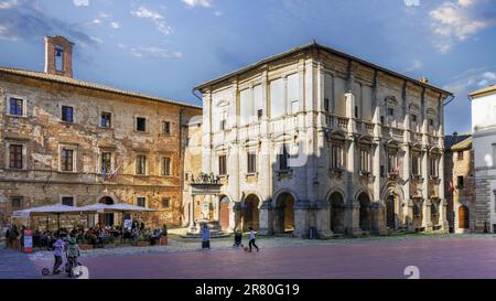 Montepulciano, province de Sienne, Toscane, Italie. Le Palazzo Nobili-Tarugi de l'époque de la Renaissance sur la Piazza Grande. Banque D'Images