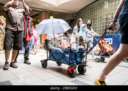 Brooklyn, New York, États-Unis. 17th juin 2023. Les gens arrivent à la station de métro Stilwell Avenue pour la parade de la Sirène de Coney Island. (Credit image: © Billy Tompkins/ZUMA Press Wire) USAGE ÉDITORIAL SEULEMENT! Non destiné À un usage commercial ! Banque D'Images