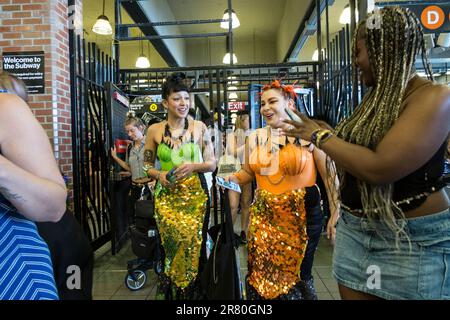 Brooklyn, New York, États-Unis. 17th juin 2023. Les gens arrivent à la station de métro Stilwell Avenue pour la parade de la Sirène de Coney Island. (Credit image: © Billy Tompkins/ZUMA Press Wire) USAGE ÉDITORIAL SEULEMENT! Non destiné À un usage commercial ! Banque D'Images