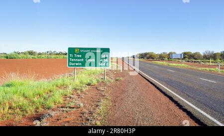 Un panneau pour Darwin et Tennant Creek sur la Stuart Highway dans le territoire du Nord de l'Australie Banque D'Images