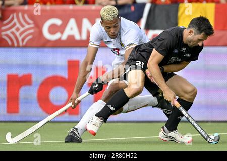 Anvers, Belgique. 18th juin 2023. Nelson Onana en Belgique et Kane Russell en Nouvelle-Zélande photographiés en action lors d'un match de hockey entre l'équipe nationale belge des Red Lions et la Nouvelle-Zélande, dimanche 18 juin 2023 à Anvers, match 6/12 à l'étape de groupe de la Ligue Pro FIH 2023 pour hommes. BELGA PHOTO DIRK WAEM crédit: Belga News Agency/Alay Live News Banque D'Images