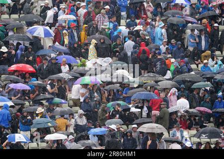 Une vue générale comme les fans abri parasols pendant la pluie lourde pendant le troisième jour de la première épreuve de cendres match à Edgbaston, Birmingham. Date de la photo: Dimanche 18 juin 2023. Banque D'Images