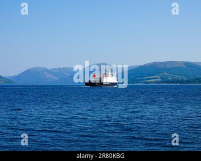 CalMac ferry quittant la ville de Rothesay sur l'île de Bute pour le port de Wemyss Bay sur le continent, jour lumineux, ensoleillé, Écosse, Royaume-Uni. Banque D'Images