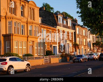 Maisons victoriennes, bâtiments, le long de l'esplanade dans la station balnéaire, au coucher du soleil, Rothesay, île de Bute, Écosse, ROYAUME-UNI. Banque D'Images