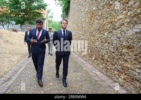 Suresnes, France. 18th juin 2023. Le président français Emmanuel Macron se rend aux rechains de la balle avec Antoine Grande lors d'une cérémonie commémorant le 83rd anniversaire de l'appel du général Charles de Gaulle en juin 1940 pour la résistance française contre l'Allemagne nazie, Au Mémorial national du Mont Valerien à Suresnes, en périphérie de Paris, sur 18 juin 2023. Photo de Jacques Witt/Pool/ABACAPRESS.COM crédit: Abaca Press/Alay Live News Banque D'Images