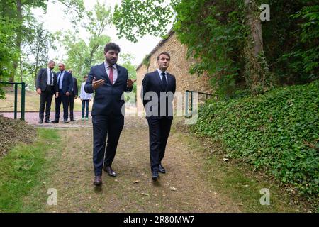 Suresnes, France. 18th juin 2023. Le président français Emmanuel Macron se rend aux rechains de la balle avec Antoine Grande lors d'une cérémonie commémorant le 83rd anniversaire de l'appel du général Charles de Gaulle en juin 1940 pour la résistance française contre l'Allemagne nazie, Au Mémorial national du Mont Valerien à Suresnes, en périphérie de Paris, sur 18 juin 2023. Photo de Jacques Witt/Pool/ABACAPRESS.COM crédit: Abaca Press/Alay Live News Banque D'Images