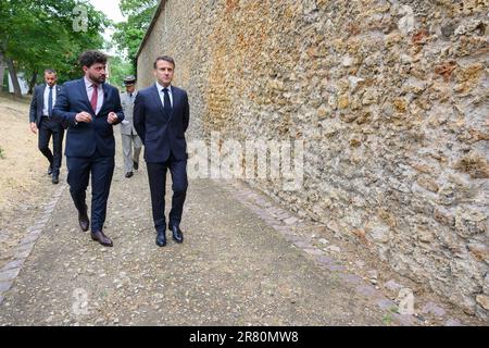 Suresnes, France. 18th juin 2023. Le président français Emmanuel Macron se rend aux rechains de la balle avec Antoine Grande lors d'une cérémonie commémorant le 83rd anniversaire de l'appel du général Charles de Gaulle en juin 1940 pour la résistance française contre l'Allemagne nazie, Au Mémorial national du Mont Valerien à Suresnes, en périphérie de Paris, sur 18 juin 2023. Photo de Jacques Witt/Pool/ABACAPRESS.COM crédit: Abaca Press/Alay Live News Banque D'Images
