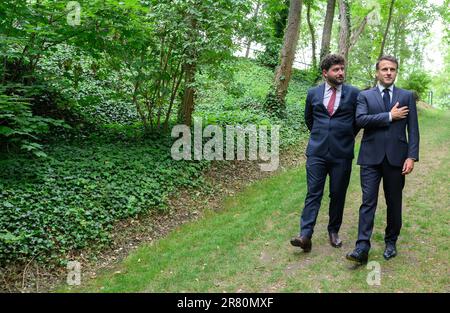 Suresnes, France. 18th juin 2023. Le président français Emmanuel Macron se rend aux rechains de la balle avec Antoine Grande lors d'une cérémonie commémorant le 83rd anniversaire de l'appel du général Charles de Gaulle en juin 1940 pour la résistance française contre l'Allemagne nazie, Au Mémorial national du Mont Valerien à Suresnes, en périphérie de Paris, sur 18 juin 2023. Photo de Jacques Witt/Pool/ABACAPRESS.COM crédit: Abaca Press/Alay Live News Banque D'Images