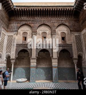 Façade à la décoration riche dans la cour de l'Attarine Medersa à Fès, au Maroc Banque D'Images