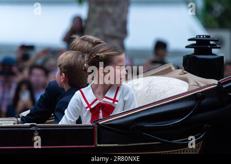 Princesse Charlotte en calèche avec ses frères à Trooping The Color dans le Mall, Londres, Royaume-Uni. Banque D'Images