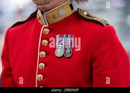 Grenadier Guards, avec la médaille Queen Elizabeth II et la médaille King Charles III Coronation au Trooping The Color dans le Mall, Londres, Royaume-Uni. Banque D'Images