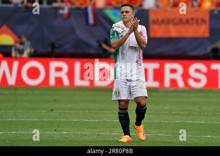 Enschede, pays-Bas. 18th juin 2023. FC Twente Stadion, Enschede, pays-Bas, 18 juin 2023, Giacomo Raspadori (Italie) applaudit les fans lors du match de troisième place - pays-Bas contre Italie - football UEFA Nations League Match Credit: Live Media Publishing Group/Alay Live News Banque D'Images