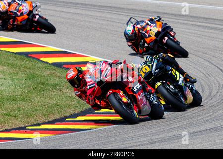 18th juin 2023 ; Sachsenring, Hohenstein-Ernstthal, Luca Marini, Brad Binder, Francesco Bagnaia pendant la course Banque D'Images