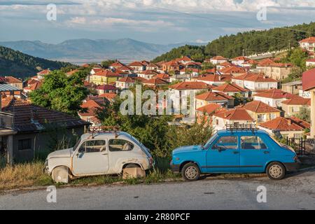 Vieilles voitures rétro rouillées dans la rue de la vieille ville des Balkans. Scène à Krusevo, en Macédoine du Nord Banque D'Images