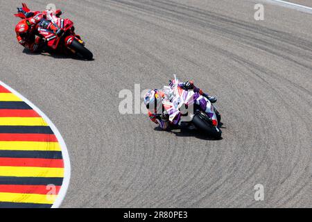 Sachsenring, Hohenstein-Ernstthal, Saxe, Allemagne. 18th juin 2023. 2023 MotoGP allemand, jour de la course; Jorge Martin, Francesco Bagnaia pendant la course crédit: Action plus Sports/Alamy Live News Banque D'Images