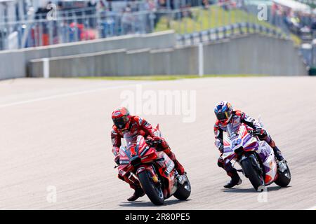 Sachsenring, Hohenstein-Ernstthal, Saxe, Allemagne. 18th juin 2023. 2023 MotoGP allemand, jour de la course; Francesco Bagnaia, Jorge Martin pendant la course crédit: Action plus Sports/Alamy Live News Banque D'Images
