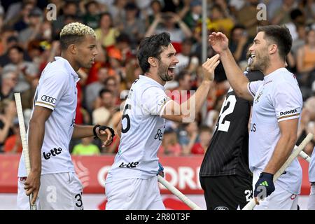 Anvers, Belgique. 18th juin 2023. Nelson Onana en Belgique, Loick Luypaert en Belgique et Cedric Charlier en Belgique célèbrent après avoir marqué un match de hockey entre l'équipe nationale belge Red Lions et la Nouvelle-Zélande, dimanche 18 juin 2023 à Anvers, le match 6/12 dans la phase de groupe de la Ligue professionnelle des hommes FIH 2023. BELGA PHOTO DIRK WAEM crédit: Belga News Agency/Alay Live News Banque D'Images