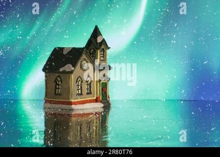 Magnifique composition créative en hiver. L'histoire de Noël. Petite maison de jouets. Fond Aurora Banque D'Images