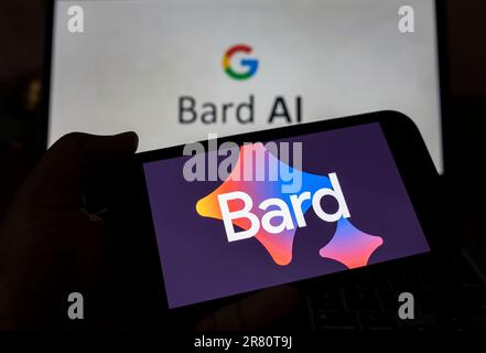 18 juin 2023: Dans cette illustration de photo, un logo Google Bard ai chatbot est affiché sur un smartphone avec un logo Google BARD ai en arrière-plan à Guwahati, Inde 18 juin 2023. (Credit image: © David Talukdar/ZUMA Press Wire) USAGE ÉDITORIAL SEULEMENT! Non destiné À un usage commercial ! Banque D'Images